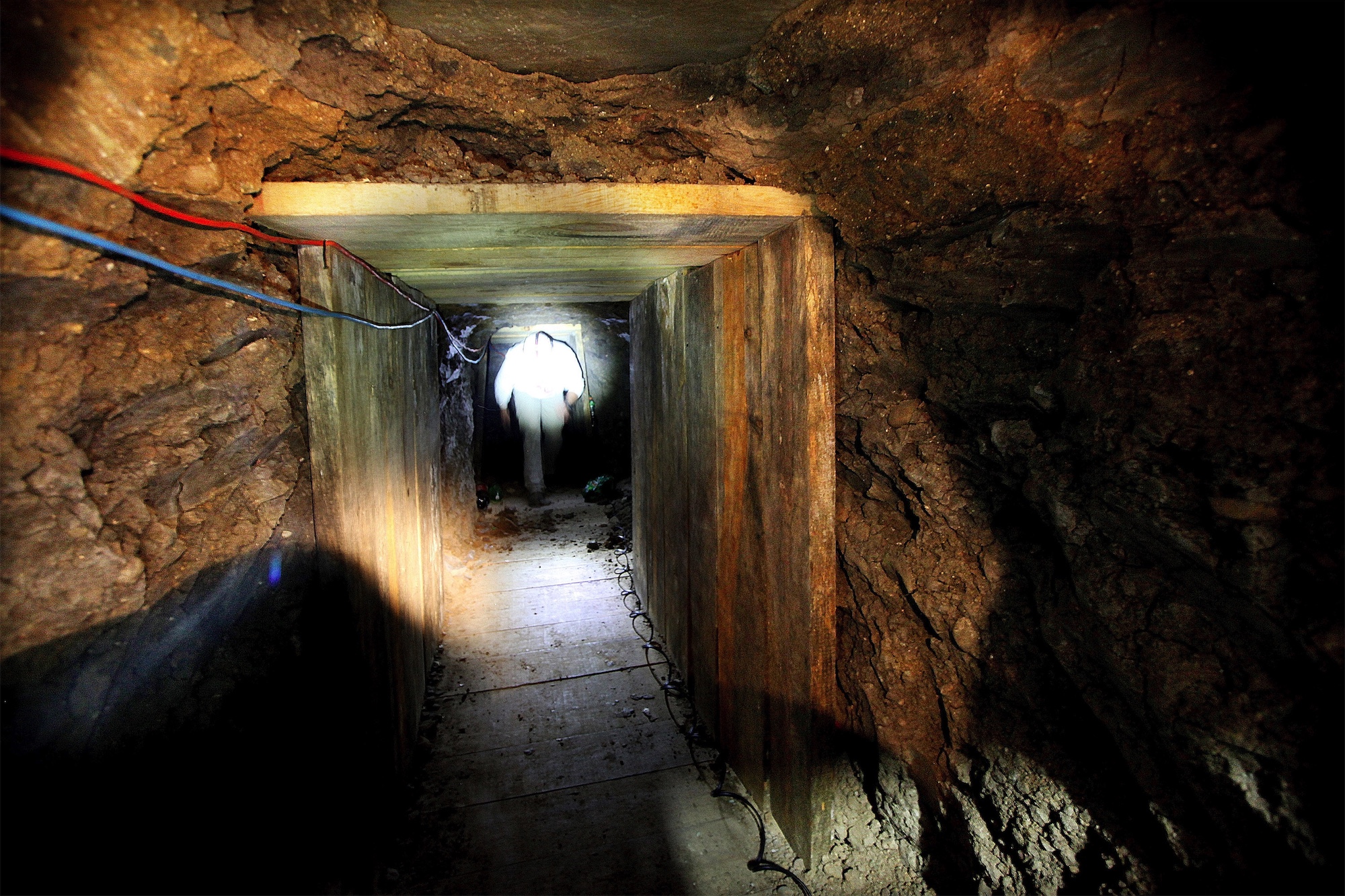 Un túnel entre Tijuana y un depósito en California, con un elevador. Getty Images